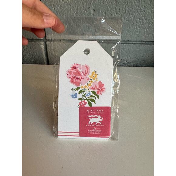 NWT MadCap Cottage SWANS ISLAND FLOWERS GIFT TAGS, PACK OF 10 - Picture 1 of 2